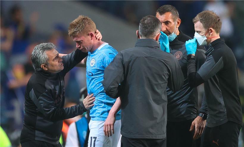Belgiens Mittelfeldstar Kevin De Bruyne hat einen Augenhöhlen- und Nasenbeinbruch erlitten. Das gab der 29-Jährige am Sonntag via Twitter bekannt. Seine EM-Teilnahme erscheint vorerst nicht in Gefahr.
