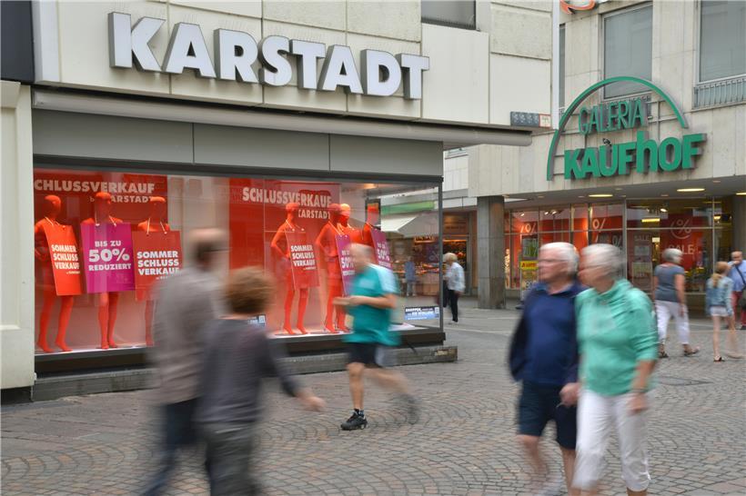Beliebtes Motiv für Symbolbilder der Agenturen: In Trier stehen die Warenhäuser Galeria Kaufhof und Karstadt direkt nebeneinander. Doch das wird bald ein Ende haben
