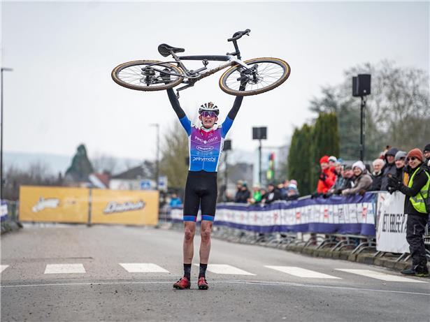 Ben Fleming jubelt als Sieger bei den Juniorenrennen mit Siegerpokale und Medaille in der Hand