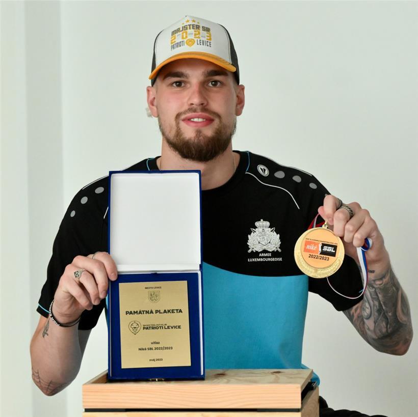 Ben Kovac präsentiert stolz sein Mitbringsel aus der Slowakei: Meistermedaille und Käppi
