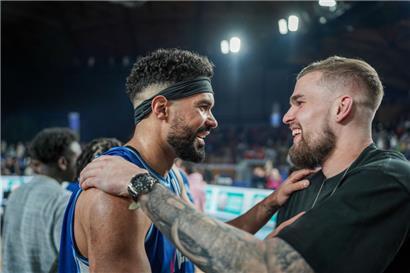 Ben Kovac (r.) war extra aus Frankreich angereist, um seine ehemaligen Escher Teamkollegen um Jordan Hicks anzufeuern
