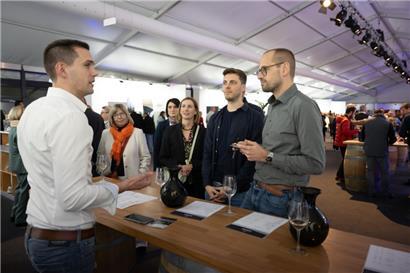 Ben Schram erklärt Editpress-Generaldirektorin Michelle Cloos sowie unseren Journalisten Cédric Feyereisen und Chris Schleimer, was für ihn einen guten Rivaner ausmacht 
