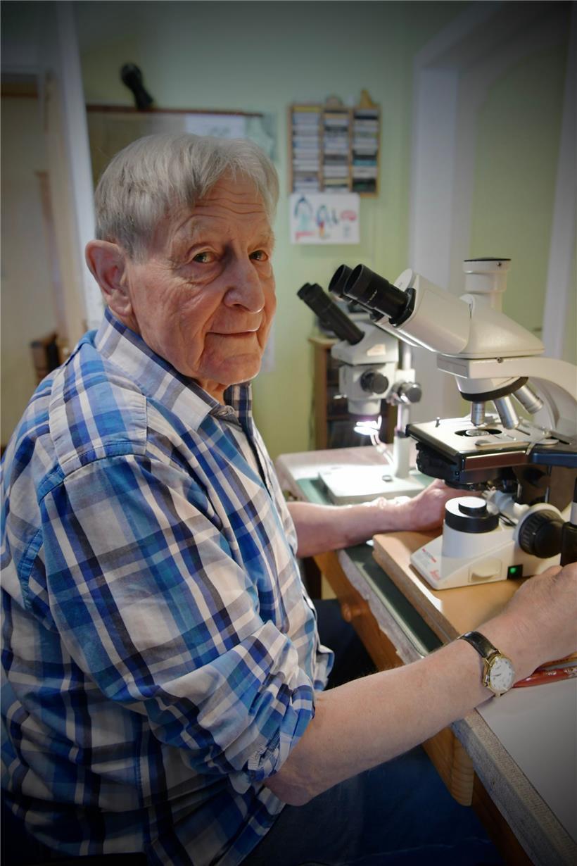 Ben Schultheis an seinem Mikroskop, wo er einen Großteil der mykologischen Arbeit verrichtet
