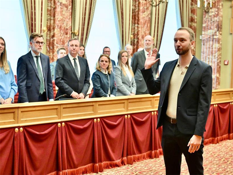 Ben Streff (LSAP) bei der Vereidigung in der luxemburgischen Chamber am Dienstag