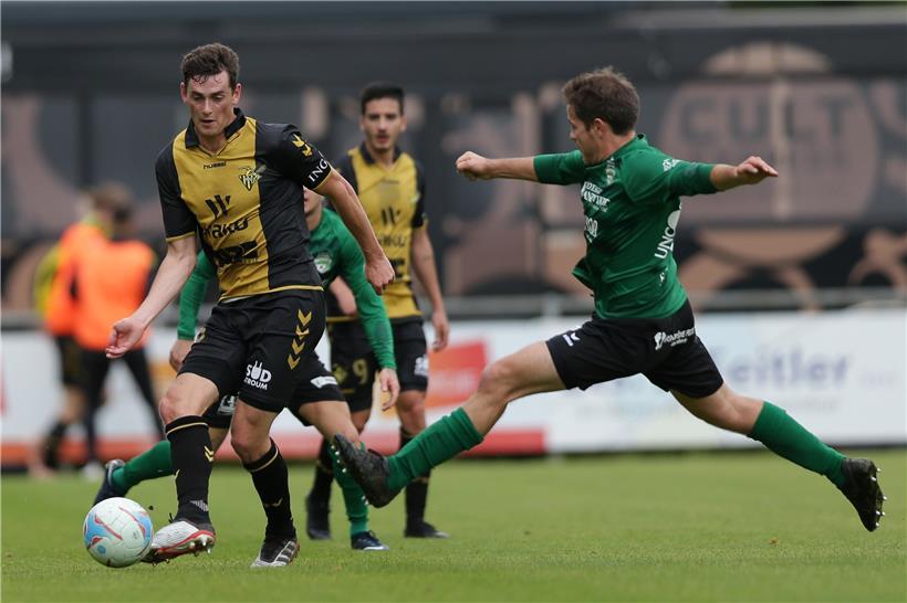 Ben Vogel (l.) und Yannick Bastos (im Hintergrund) untersuchen in ihren Abschlussarbeiten auch die Loyalität der BGL-Ligue-Fans
