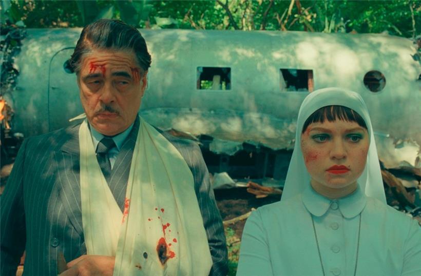 Benicio Del Toro und Mia Threapleton in „The Phoenician Scheme“ von Wes Anderson
