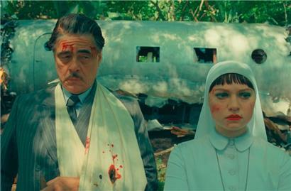Benicio Del Toro und Mia Threapleton in „The Phoenician Scheme“ von Wes Anderson

