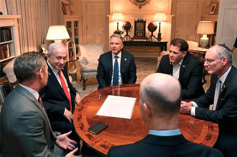 Benjamin Netanjahu (2.v.l), Ministerpräsident Israels, trifft sich mit dem Nationalen Sicherheitsberater der USA, Mike Waltz (l), und dem Sondergesandten von US-Präsident Donald Trump für den Nahen Osten, Steve Witkoff (3.v.l), in Begleitung des israelischen Ministers für strategische Angelegenheiten, Ron Dermer (2.v.r), des Botschafters in den USA, Yechiel Leiter (r), und des Nationalen Sicherheitsberaters Tzachi Hanegbi
