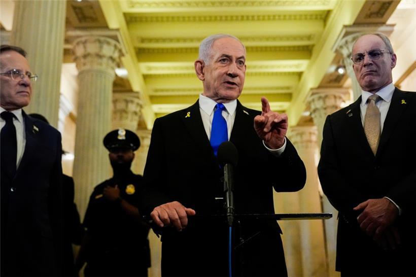 Benjamin Netanjahu (M), Ministerpräsident von Israel, spricht zu Reportern im US-Kapitol nach einem Treffen mit dem Sprecher des Repräsentantenhauses Johnson
