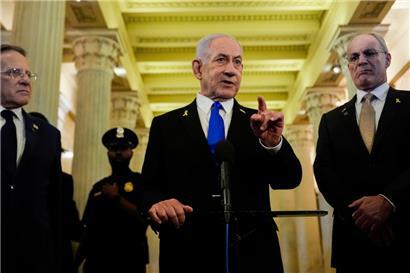 Benjamin Netanjahu (M), Ministerpräsident von Israel, spricht zu Reportern im US-Kapitol nach einem Treffen mit dem Sprecher des Repräsentantenhauses Johnson
