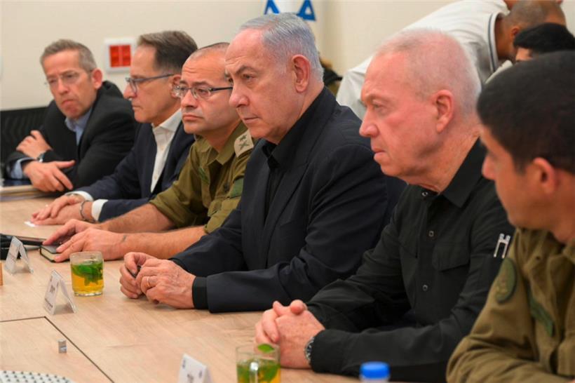 Benjamin Netanjahu, Ministerpräsident von Israel, (M) und der israelische Verteidigungsminister Joav Galant (2.v.r.) auf einem Militärstützpunkt in Tel Aviv
