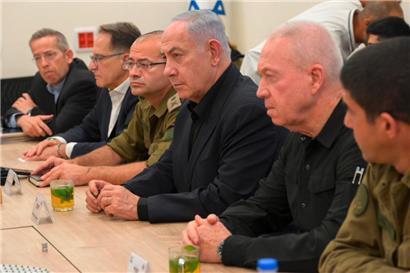 Benjamin Netanjahu, Ministerpräsident von Israel, (M) und der israelische Verteidigungsminister Joav Galant (2.v.r.) auf einem Militärstützpunkt in Tel Aviv
