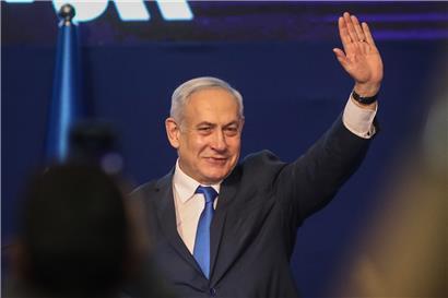 Benjamin Netanjahu, Ministerpräsident von Israel, bedankt sich bei seinen Anhängern. Die konservative Likud-Partei des Regierungschefs Netanjahu ist bei Israels dritter Parlamentswahl binnen eines Jahres nach Prognosen stärkste Kraft geworden.

