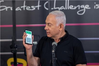 Benjamin Netanjahu, Ministerpräsident von Israel, hält ein Smartphone in der Hand mit der geöffneten App des Grünen Passes. Israel hat spezielle Erleichterungen für Bürger eingeführt, die gegen das Coronavirus geimpft oder nach einer Erkrankung genesen sind.
