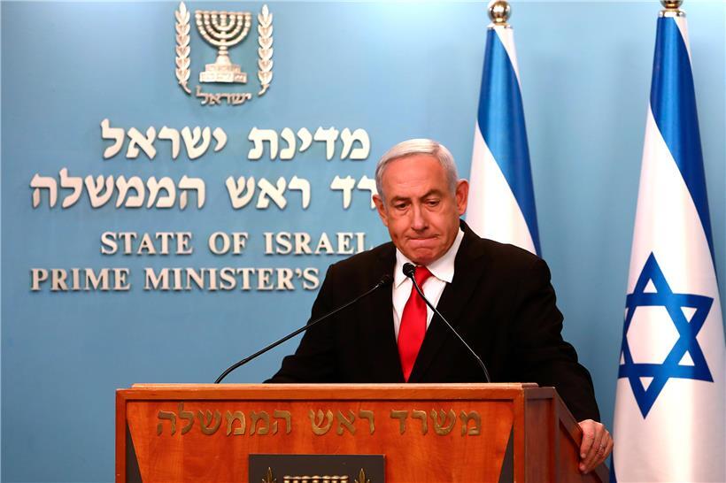 Benjamin Netanjahu, Ministerpräsident von Israel, hält eine Rede aus seinem Büro. 
