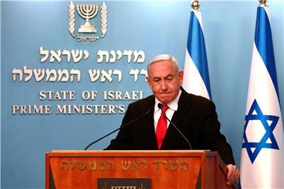 Benjamin Netanjahu, Ministerpräsident von Israel, hält eine Rede aus seinem Büro. 
