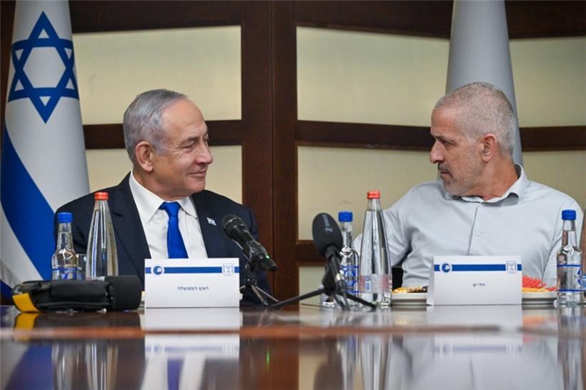 Benjamin Netanjahu (l), Ministerpräsident von Israel, bei einem Treffen mit Ronen Bar im April 2024
