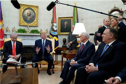 Benjamin Netanjahu (links), Ministerpräsident von Israel, und Donald Trump am Montag in Washington
