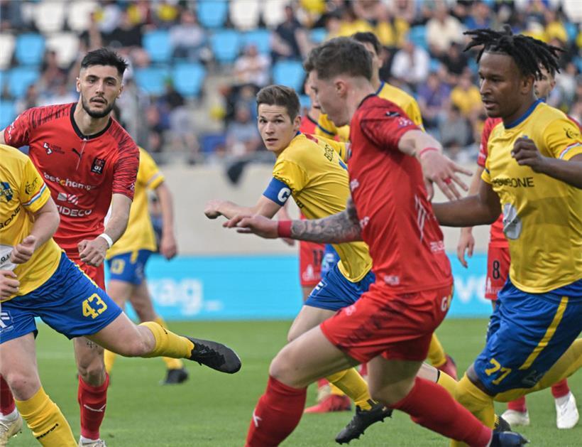 Benny Bresch (Mitte) blickt mit gemischten Gefühlen auf das Pokalfinale zurück
