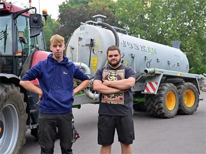 Benny Michels (rechts) bricht mit einem Freund auf, um in Belgien zu helfen