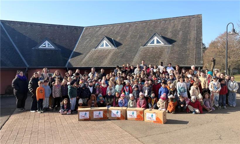 Berdorfer Schulkinder zeigen Solidarität bei Gemeinschaftsaktion im Schulhof