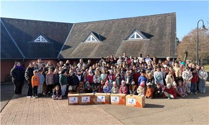Berdorfer Schulkinder zeigen Solidarität bei Gemeinschaftsaktion im Schulhof