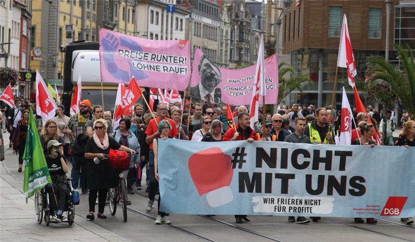 Berechtigte Anliegen müssen artikuliert werden können: Teilnehmer einer Kundgebung unter dem Motto: „Nicht mit uns! – Wir frieren nicht für Profite!“ gehen durch die thüringische Stadt Erfurt
