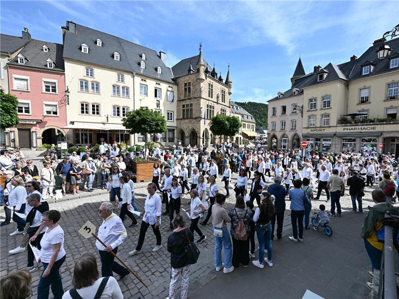 Marktplatz im Stadtzentrum am Morgen mit Pilgern, Springern und Schaulustigen in lebhafter Atmosphäre