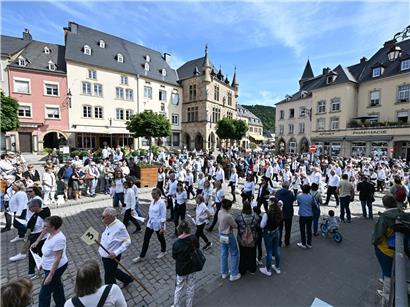 Marktplatz im Stadtzentrum am Morgen mit Pilgern, Springern und Schaulustigen in lebhafter Atmosphäre