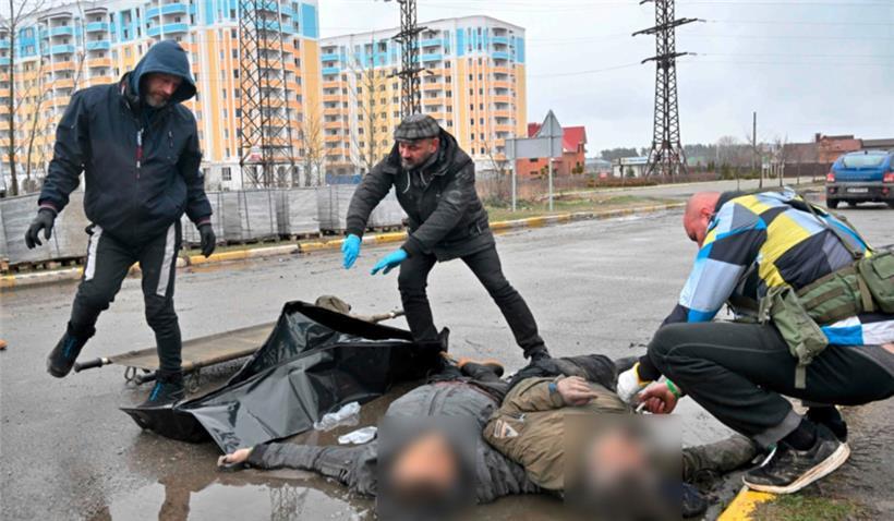 Bereits am Sonntag waren Gemeindebedienstete in Butscha dabei, die in den Straßen liegenden Leichname einzusammeln
