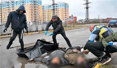 Bereits am Sonntag waren Gemeindebedienstete in Butscha dabei, die in den Straßen liegenden Leichname einzusammeln
