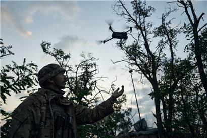 Bereits heutzutage gehören Drohnen zum festen Inventar jeder Armee – jedoch sind die meisten Waffensysteme noch menschengesteuert
