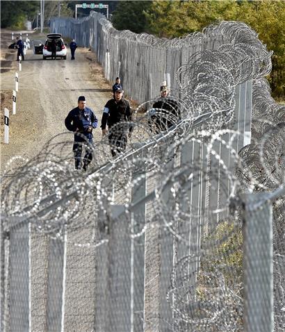 Bereits im Jahr 2016 ließ der ungarische Regierungschef Viktor Orban einen Zaun an der serbischen Grenze hochziehen, um Flüchtlinge abzuhalten. Polen schickte Grenzbeamte, um die Ungarn bei der Grenzsicherung zu unterstützen.
