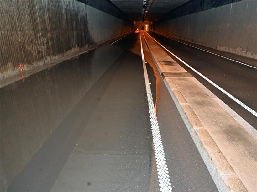 Bereits im Januar hatte sich nach viel Eis und Schnee eine große Pfütze auf der ...