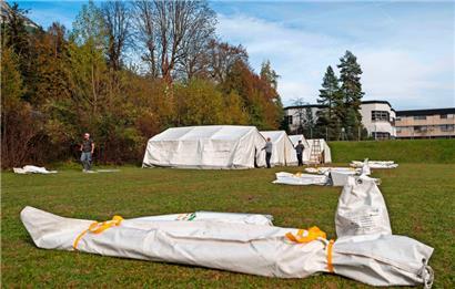 Bereits im Oktober wurden in Österreich Zelte für Migranten – wie hier auf dem Gelände einer Polizeischule in der Nähe von Innsbruck – errichtet 
