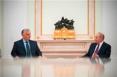 Bereits im vergangenen Oktober hatte sich Orban am Rande einer China-Reise beim Handschlag mit Putin ablichten lassen. Statt Frieden geht es Orban laut Diplomaten um russisches Gas und Öl, das Ungarn entgegen allen EU-Beschlüssen weiter im großen Stil bezieht.
