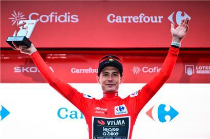 Bereits nach der zweiten Etappe darf sich Favorit Jonas Vingegaard das Rote Trikot überstreifen
