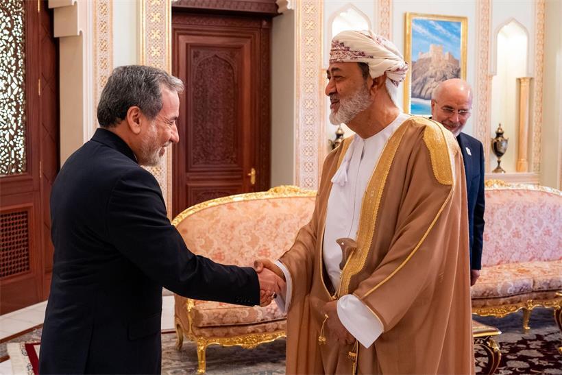 Sultan von Oman Haitham bin Tarik und iranischer Außenminister Abbas Araghchi bei Gespräch über Meerenge zwischen Oman und Iran