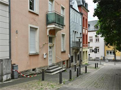 Bereits von Weitem sind deutliche Risse an der Fassade zu sehen.