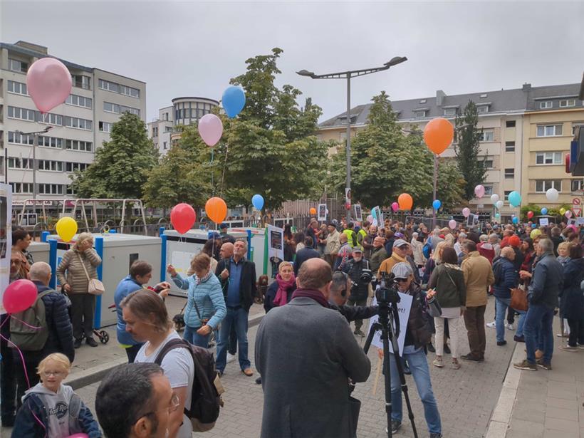 Bereits vor 11 Uhr hatten sich über 300 Demonstranten am Straßburger Platz versa...