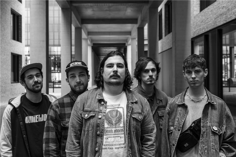 Bereits vor dem Release ihrer neuen Single „Defcon One“ hat Blanket Hill durch den Verkauf von T-Shirts Spenden für die amerikanische Bewegung „Black Lives Matter“ gesammelt
