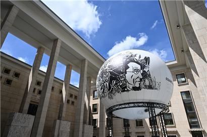 Bereits vor den Türen des Museums wird auf die aktuelle Sonderausstellung aufmerksam gemacht
