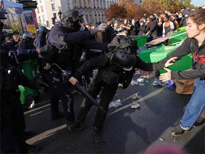 Bereitschaftspolizisten stehen einer Gruppe von Schülern gegenüber, die sich vor einer Demonstration gegen unterfinanzierte Schulen in Paris versammelt haben