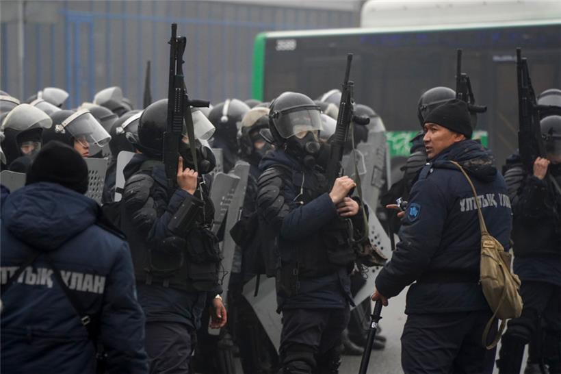 Bereitschaftspolizisten stehen in Almaty bereit, um Demonstranten aufzuhalten

