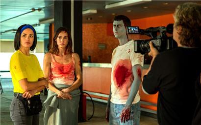 Bérénice Bejo, Matilda Lutz et Finnegan Oldfield dans un film à enchâssements multiples
