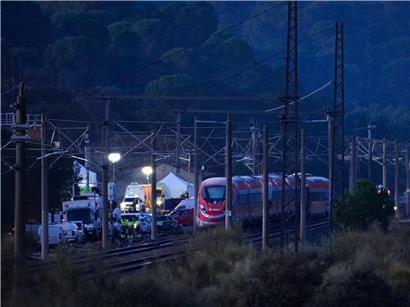 Bergungsmannschaften bergen beschädigten Hochgeschwindigkeitszug nach Zugunglück auf Bahnstrecke