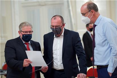 Berichterstatter Mars di Bartolomeo, Georges Engel (beide LSAP) und Gilles Baum (DP) im Gespräch 
