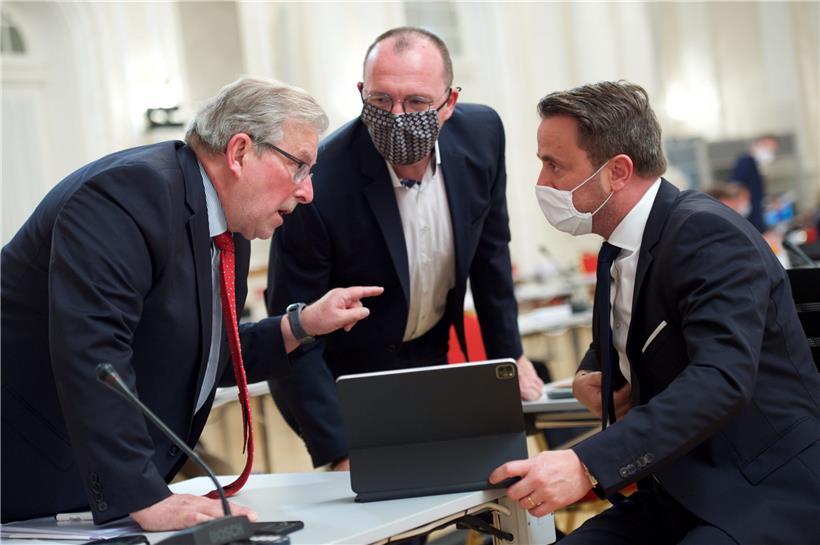 Berichterstatter Mars di Bartolomeo (LSAP, links), Georges Engel (LSAP, mittig) und Premierminister Xavier Bettel (DP, rechts) bei der letzten Parlamentsdebatte
