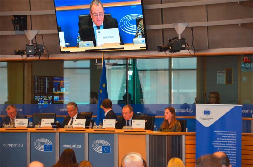 Berichterstatter Roby Biwer stellte die Stellungnahme vor dem Plenum vor. Seine Rede wurde als mutig bezeichnet.
