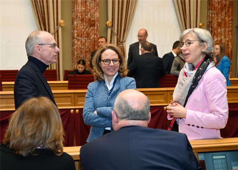 Berichterstatterin Corinne Cahen zwischen Premierminister Luc Frieden und der Grünen-Abgeordneten Sam Tanson
